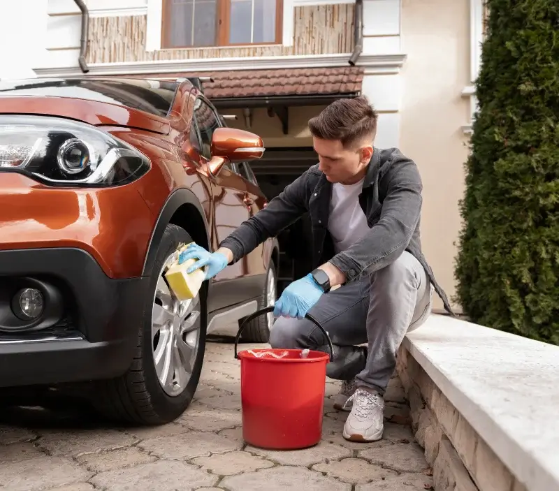 Lavage auto à domicile Gouex : professionnel intervenant sur un véhicule